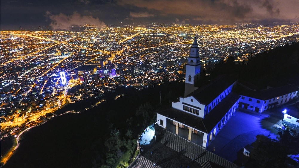 Sky Zoom ganador del concurso "Flash" Aeropuerto El Dorado, fotografía del Cerro de Monserrate.
