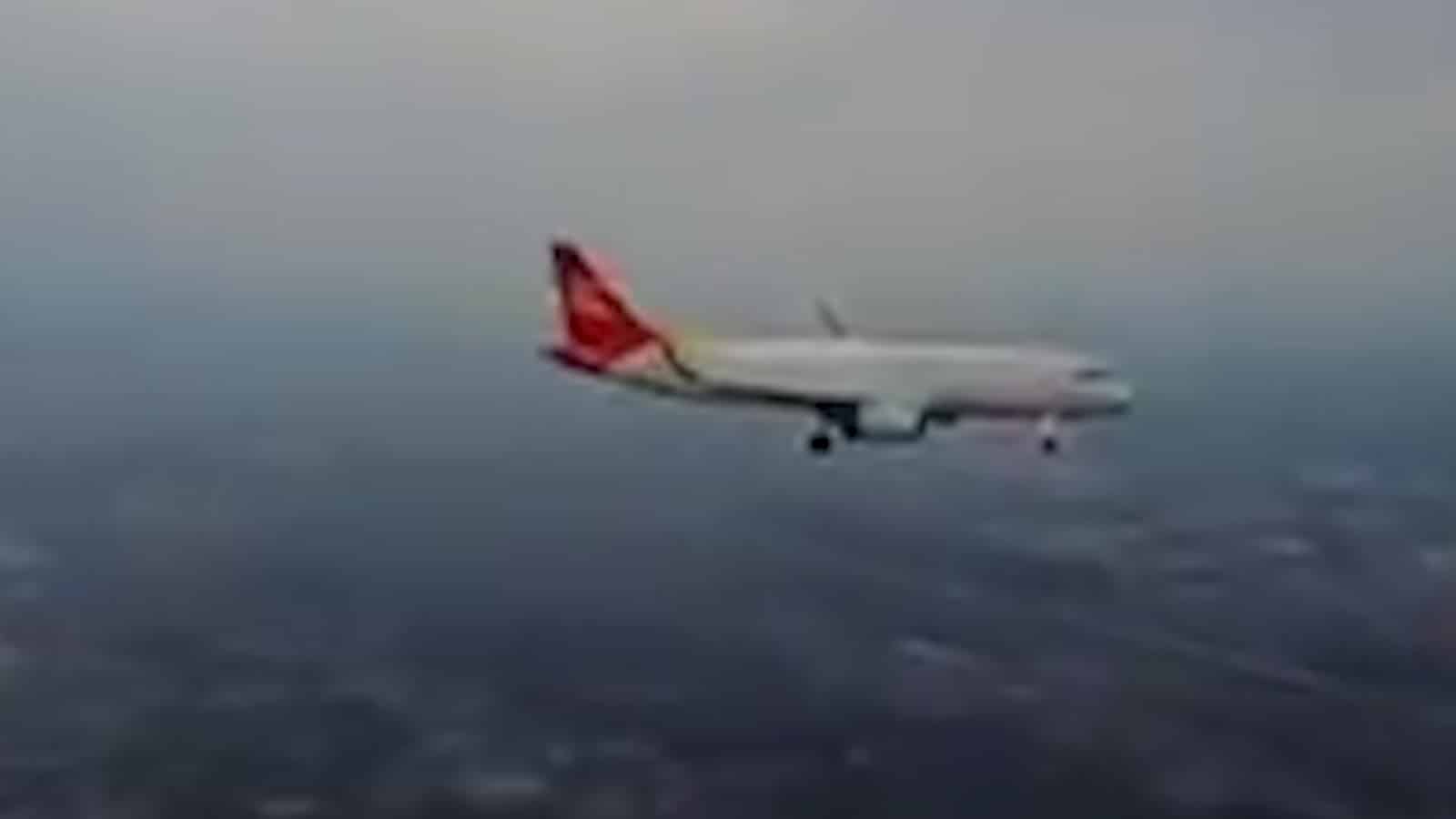 Alquiler de Drones en Bogota Un drone graba en plena aproximación un avión de Capital Airlines en China.