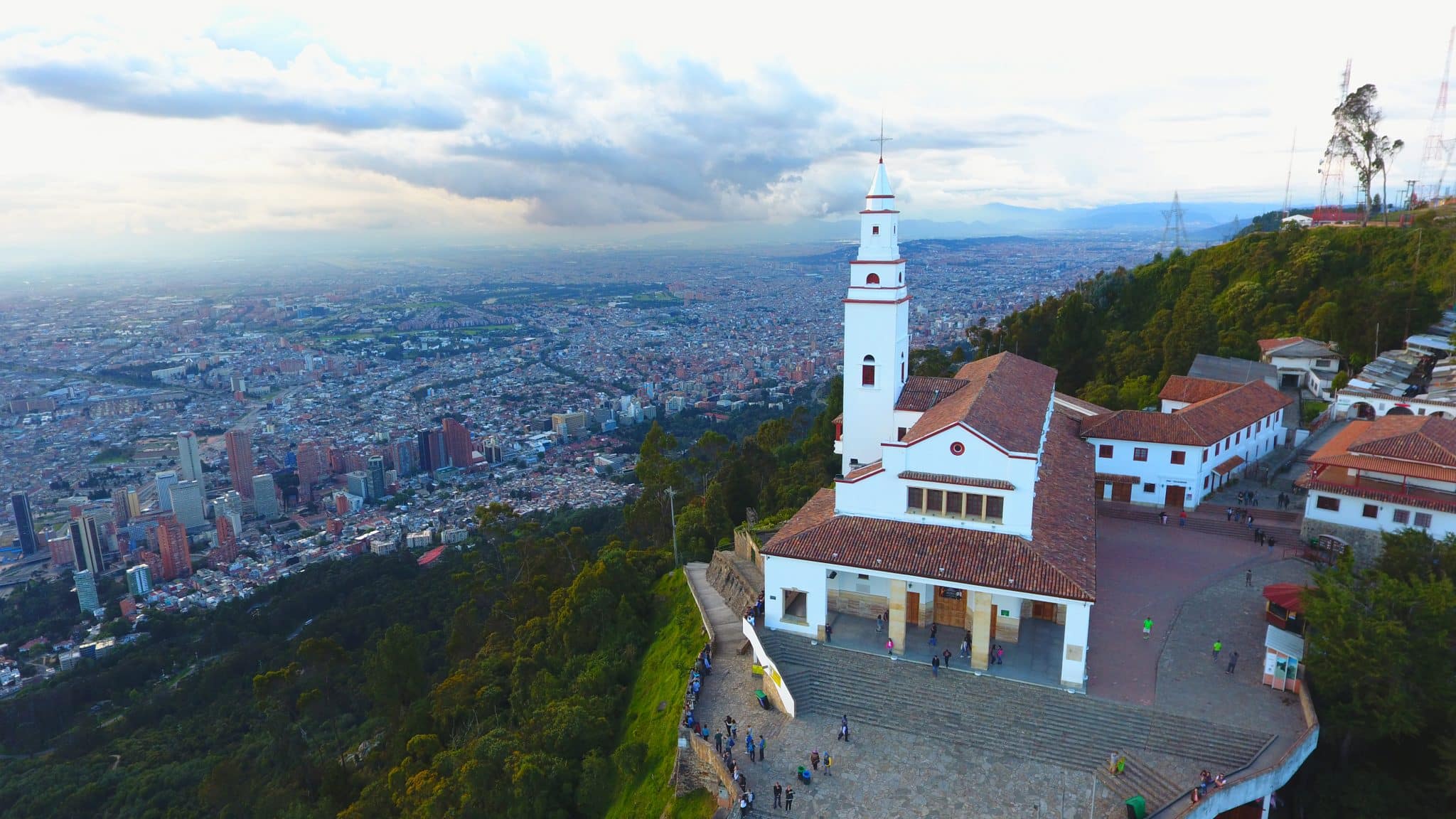 Alquiler de Drones en Bogota Revela Colombia, Monserrate, la terraza de Bogotá Sky Zoom