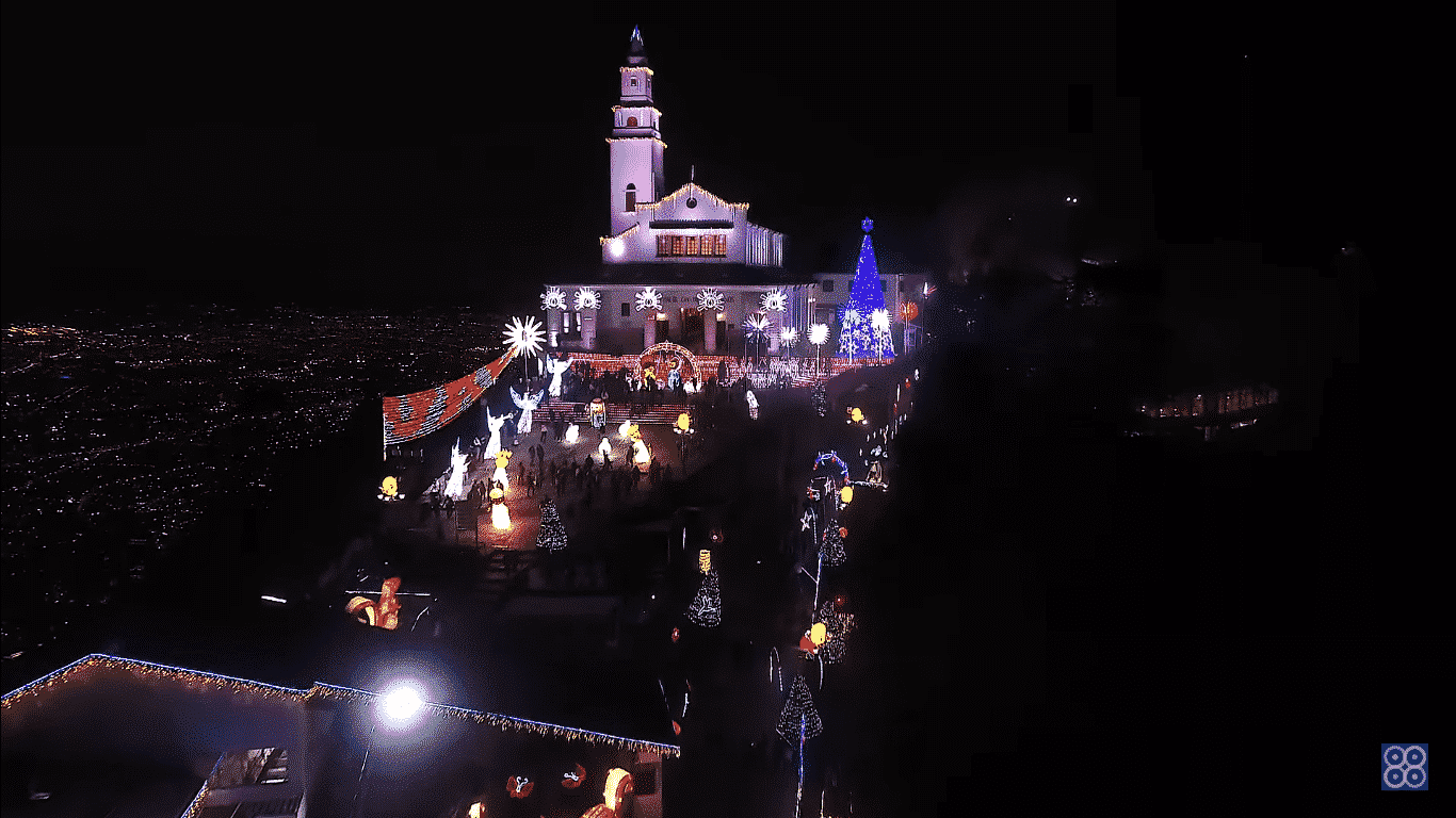 Navidad en el Cerro de Monserrate Bogotá. Un espectáculo de luces visto desde los drones de Sky Zoom.