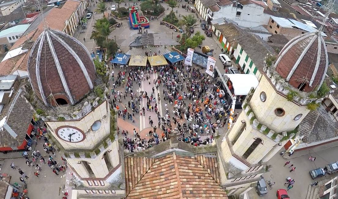 Alquiler de Drones en Bogota coronavirus Covid 19 grupos de personas dron